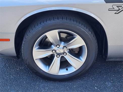Used 2018 Dodge Challenger SXT image 6