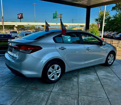 Used 2017 Kia Forte LX image 4