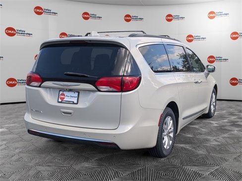 Used 2017 Chrysler Pacifica Touring-L image 5