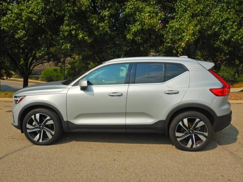 Used 2025 Volvo XC40 B5 Plus image 10