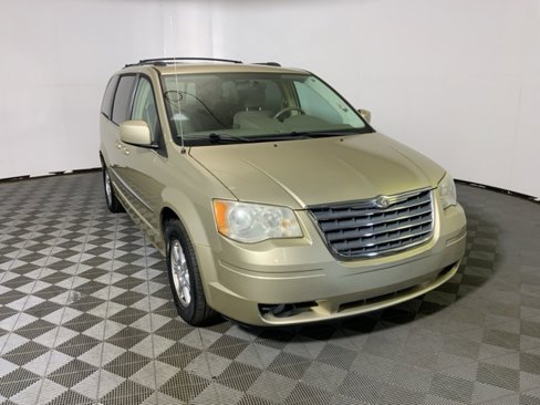 Used 2010 Chrysler Town & Country Touring w/ Family Value Group image 4