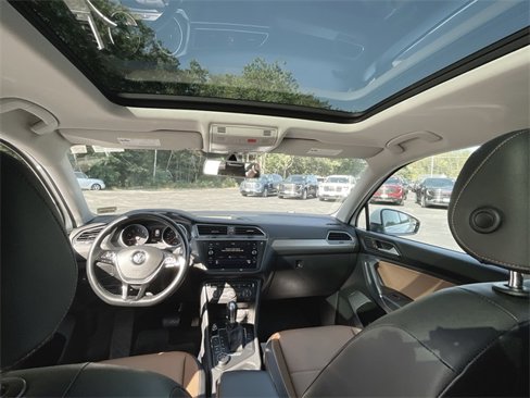 Used 2018 Volkswagen Tiguan SE w/ Panoramic Sunroof Package image 19