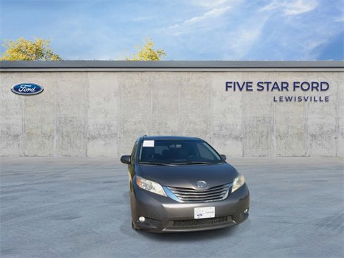 Used 2017 Toyota Sienna XLE Premium image 2