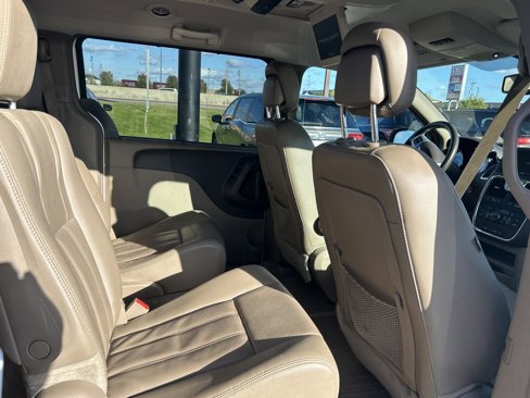 Used 2014 Chrysler Town & Country Touring-L w/ Driver Convenience Group image 7