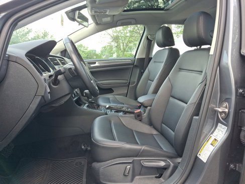 Used 2018 Volkswagen Golf SE image 14