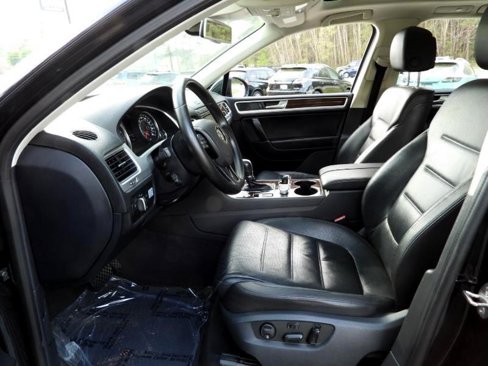 Used 2016 Volkswagen Touareg Sport image 37