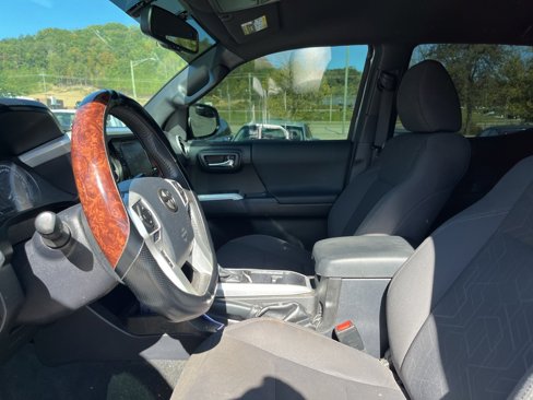 Used 2017 Toyota Tacoma TRD Sport w/ Tow Package (A/T) image 5