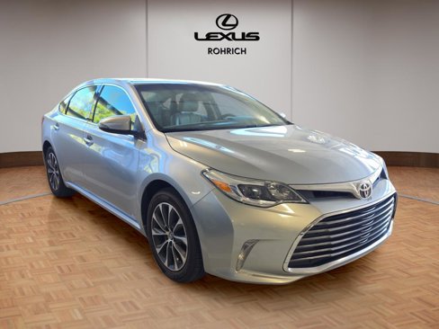 Used 2016 Toyota Avalon XLE Premium image 3