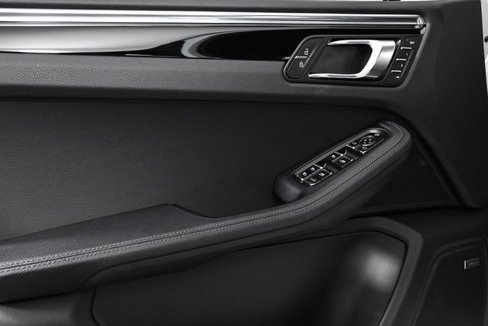 Certified 2025 Porsche Macan image 6