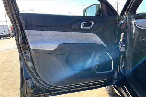 New 2025 Jeep Compass Latitude image 10