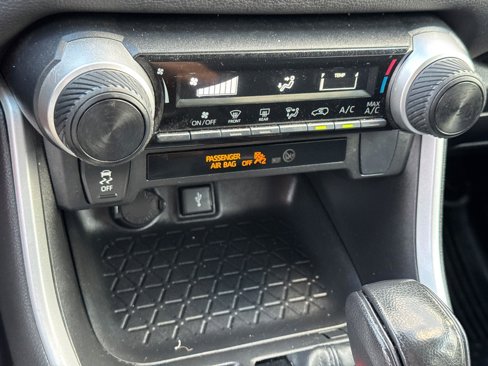 Used 2022 Toyota RAV4 LE image 31