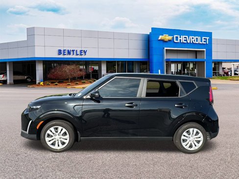 Used 2023 Kia Soul LX image 2