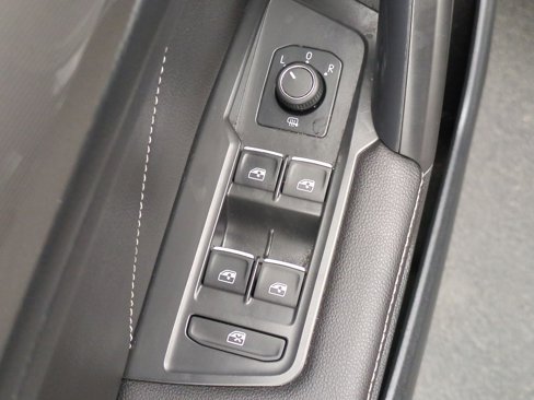 Used 2023 Volkswagen Tiguan SE R-Line image 16