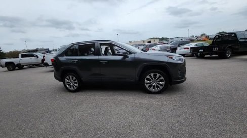 Used 2021 Toyota RAV4 XLE Premium image 6