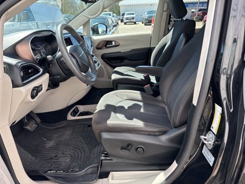 Used 2017 Chrysler Pacifica Touring image 11