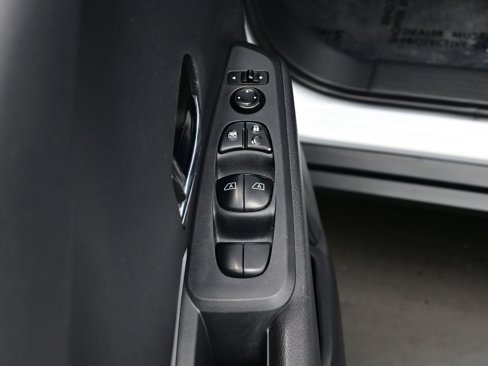 Used 2023 Nissan Kicks SR image 11