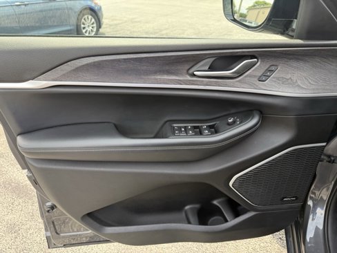 Used 2022 Jeep Grand Cherokee L Limited image 22