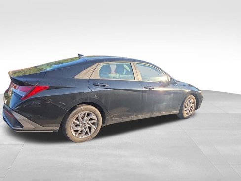 Certified 2024 Hyundai Elantra SEL image 3