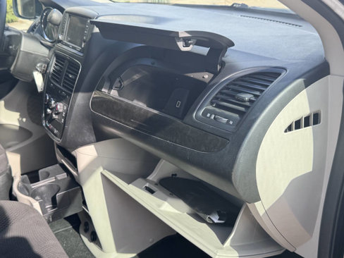 Used 2018 Dodge Grand Caravan SE w/ UConnect Hands-Free Group image 19