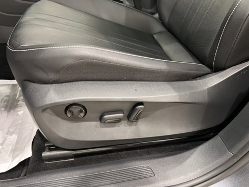 Used 2023 Volkswagen Tiguan SE w/ Panoramic Sunroof Package image 10