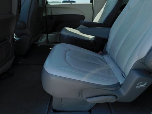 Used 2017 Chrysler Pacifica Touring-L Plus w/ Advanced Safetytec Group image 20