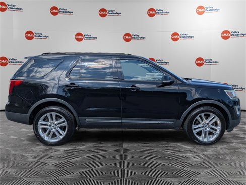 Used 2017 Ford Explorer XLT w/ Equipment Group 202A image 4