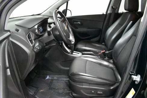 Used 2022 Chevrolet Trax LT w/ LT Convenience Package image 12