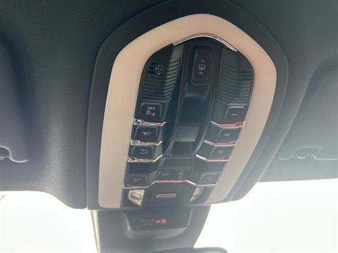 Used 2018 Porsche Macan S image 21