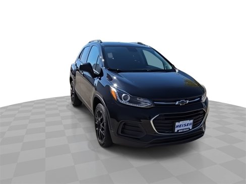 Certified 2022 Chevrolet Trax LT w/ Midnight Edition image 2