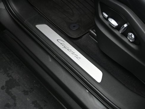 Certified 2020 Porsche Cayenne E-Hybrid w/ Premium Plus Package image 14