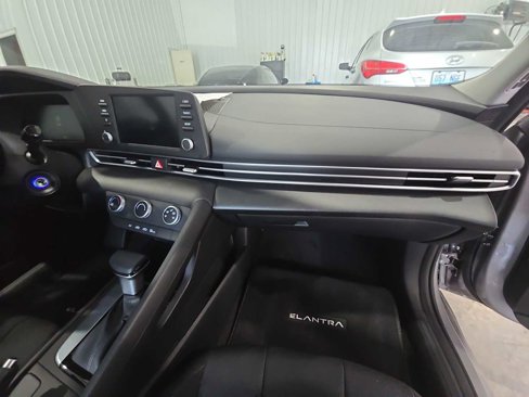 Used 2025 Hyundai Elantra SE image 12
