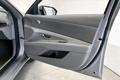 Certified 2025 Hyundai Elantra SE image 18