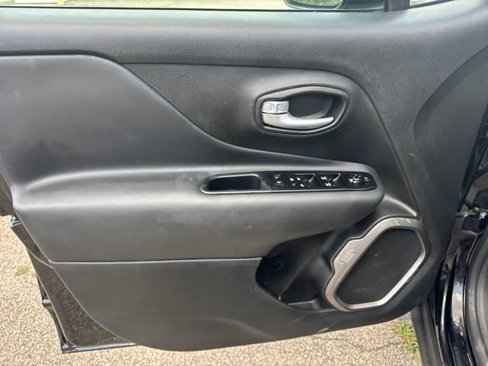 Used 2023 Jeep Renegade Latitude image 13