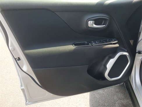 Used 2018 Jeep Renegade Latitude image 20