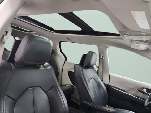 Used 2018 Chrysler Pacifica Touring-L Plus w/ Tire & Wheel Group image 8