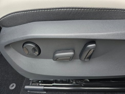 New 2025 Volkswagen Taos SE image 27
