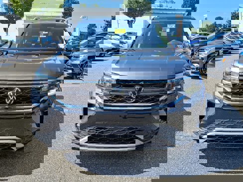 Certified 2022 Volkswagen Taos SE image 2