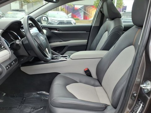 Used 2020 Toyota Camry XLE image 5