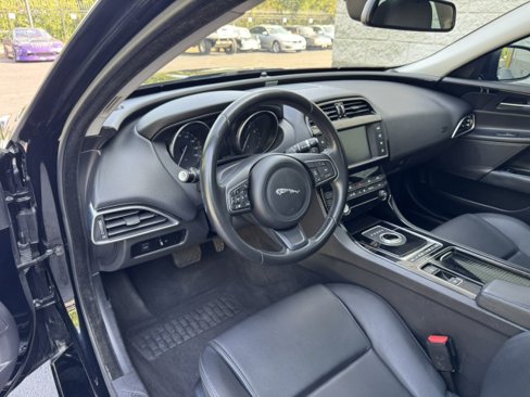 Used 2018 Jaguar XE image 6