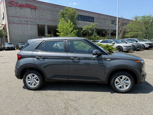 New 2025 Hyundai Venue SE image 8