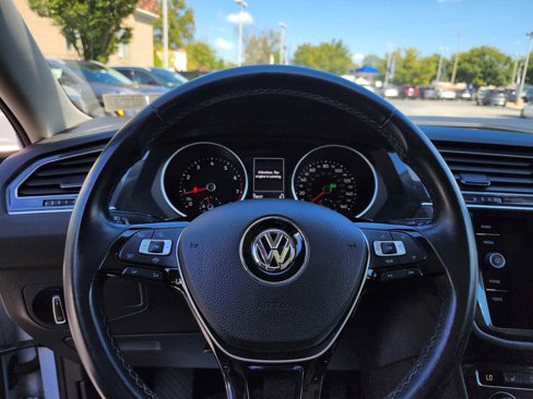Used 2019 Volkswagen Tiguan SE w/ Panoramic Sunroof Package image 9