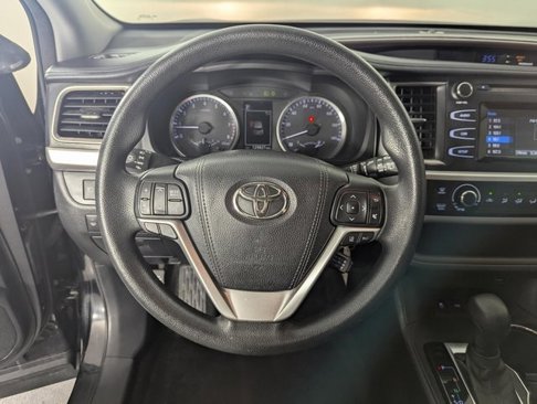 Used 2017 Toyota Highlander LE image 12