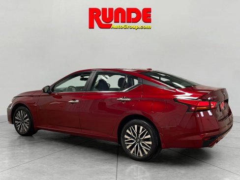 Used 2024 Nissan Altima 2.5 SV w/ SV Premium Package image 3