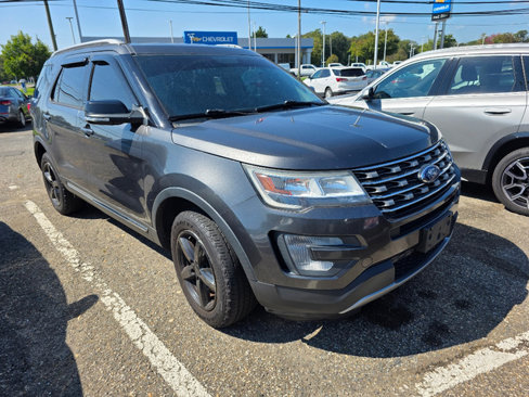 Used 2017 Ford Explorer XLT image 2