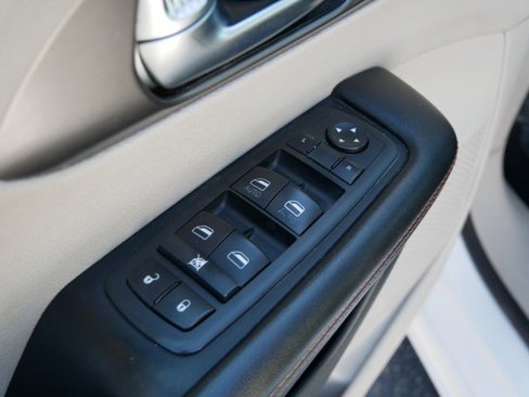 Used 2020 Chrysler Pacifica Touring-L image 17