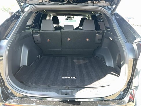 Used 2022 Toyota RAV4 SE w/ Convenience Package image 30