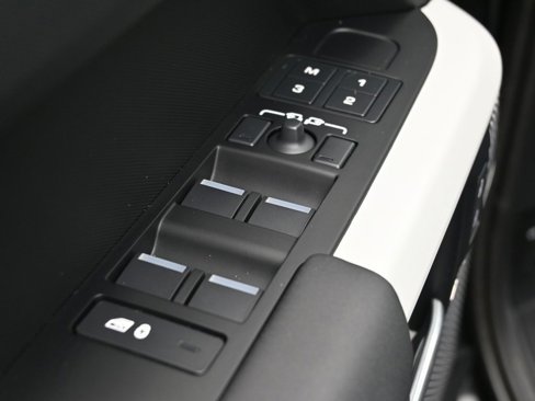Used 2024 Land Rover Defender 110 S image 8