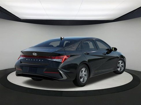 New 2025 Hyundai Elantra SE image 4