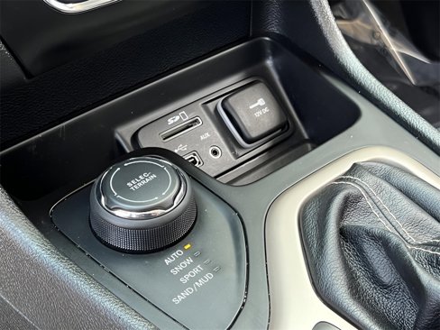 Used 2018 Jeep Cherokee Limited image 30