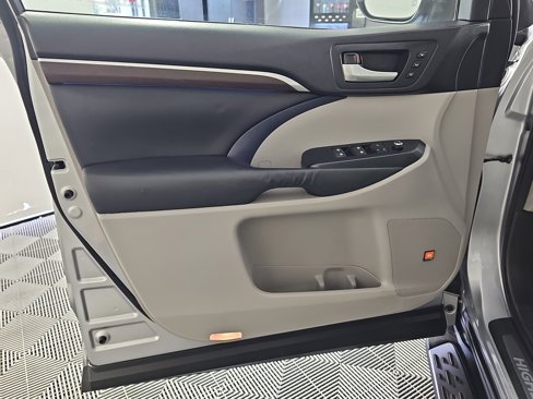 Used 2014 Toyota Highlander Limited image 11